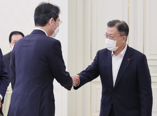 27일 문재인 대통령이 청와대에서 열린 '청년희망 온(ON) 참여기업 대표 초청 오찬 간담회'에 참석, 이재용 삼성전자 부회장과 인사하고 있다. 연합뉴스.